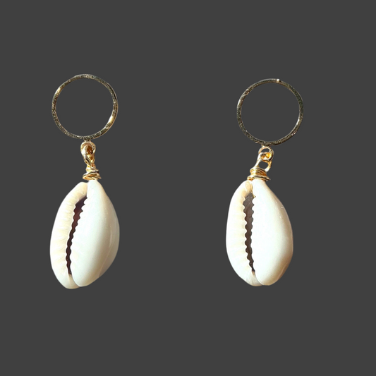 Shell Stud- Gold Circle
