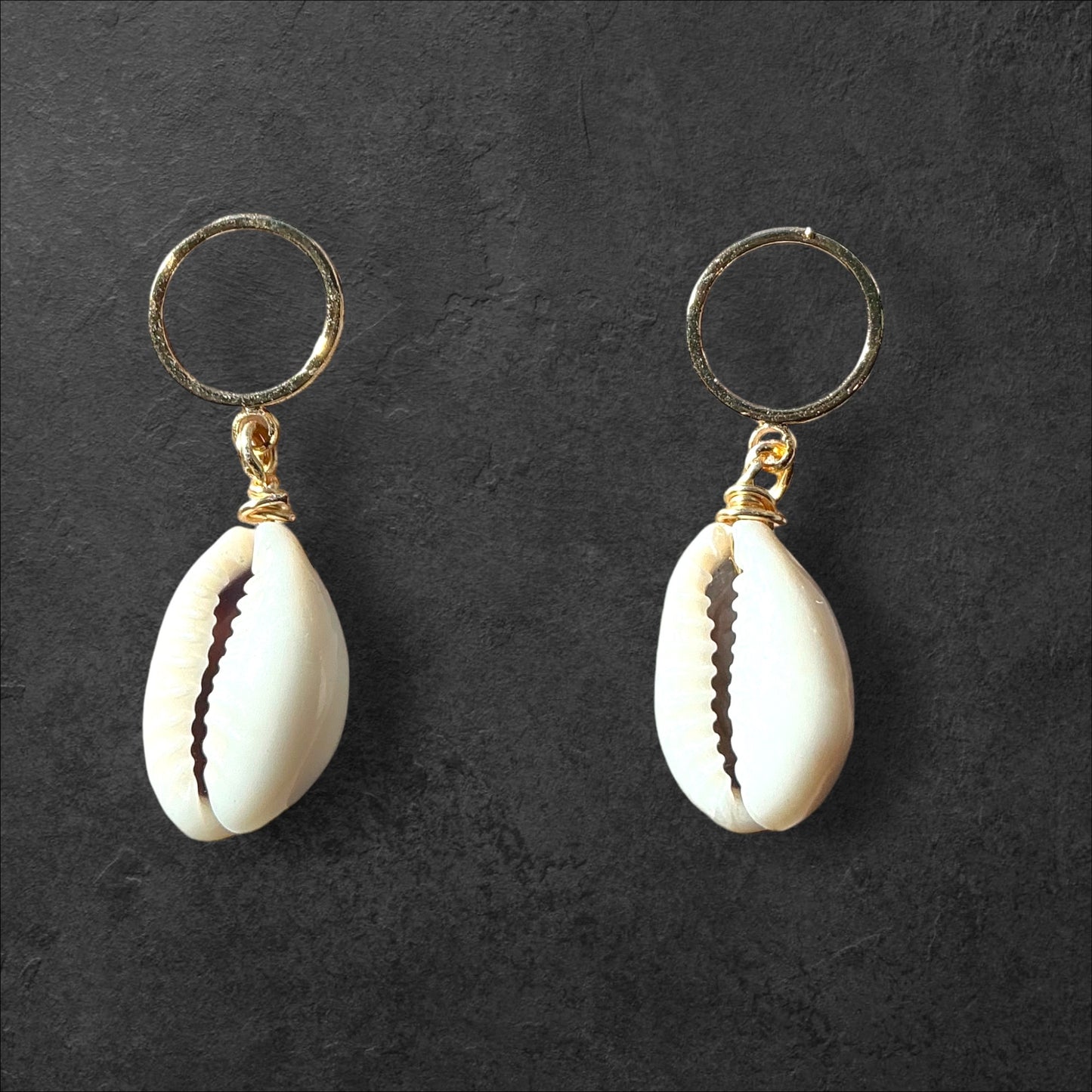 Shell Stud- Gold Circle
